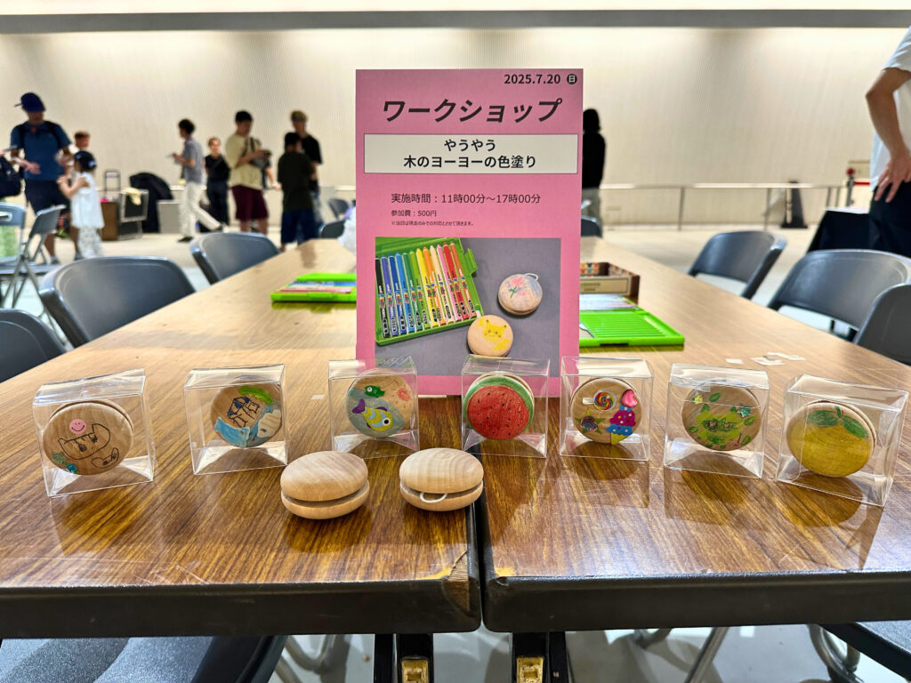 木のヨーヨー色塗り体験