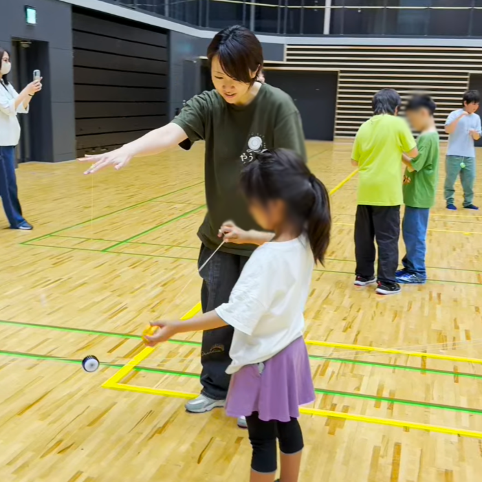 講師がひとりひとりにヨーヨーの遊び方をレクチャー
