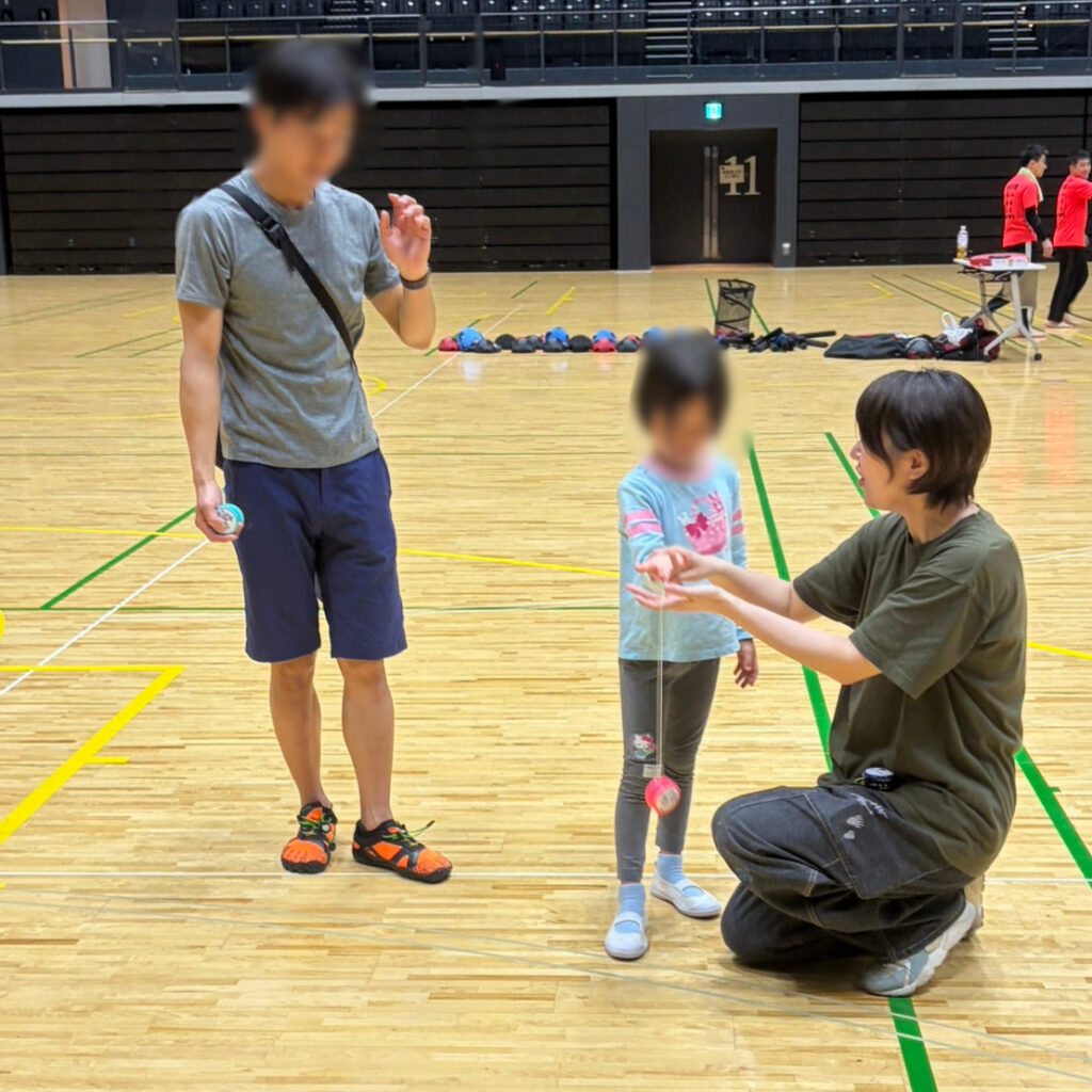 ヨーヨーの投げ方をサポート中