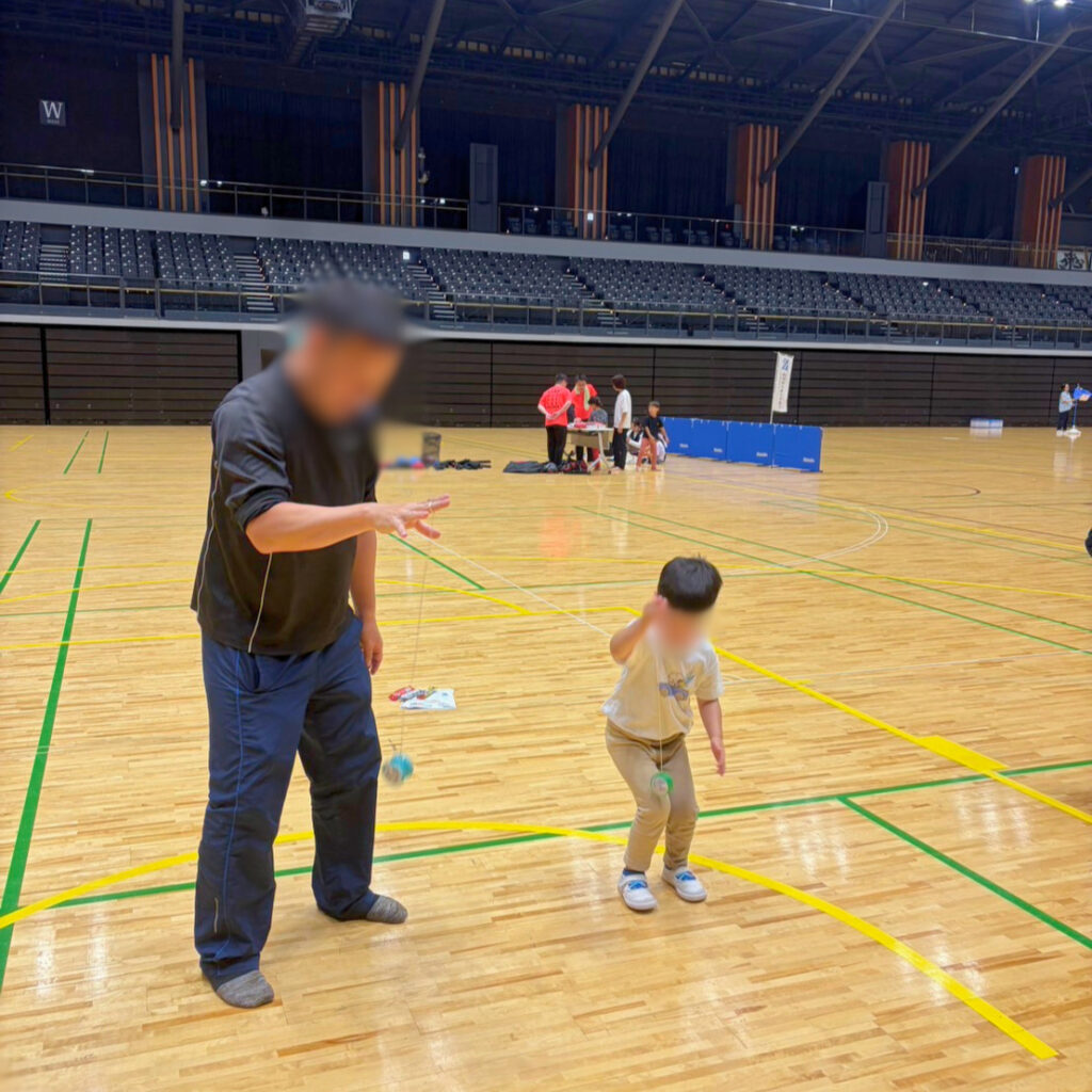 親子でヨーヨーの上げ下げをしている様子